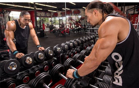 只懂得快速舉起然後慢慢放下的負重訓練動作節奏，你還未夠專業啊！